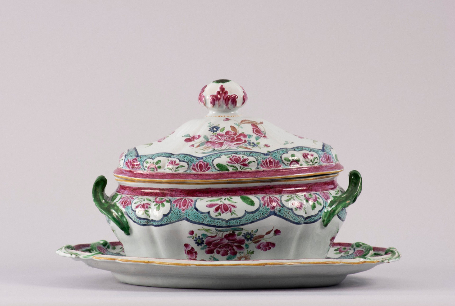 Casali e Callegari (Pesaro, 13 - 16 agosto 1776), Zuppiera e vassoio alla rosa in maiolica policroma, datati e firmati